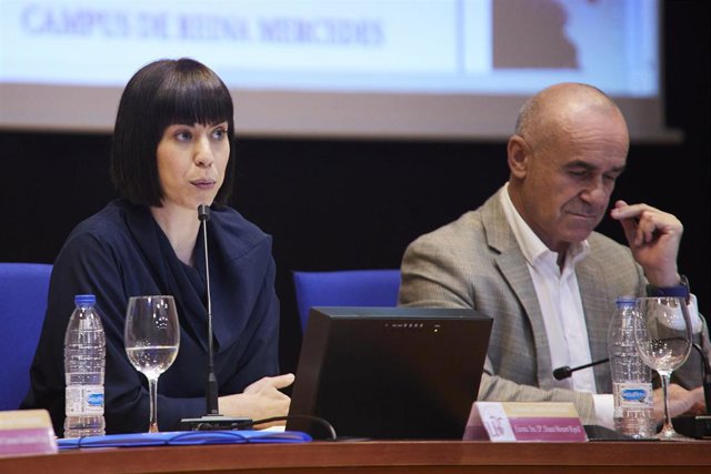 Archivo - La ministra de Ciencia e Innovación, Diana Morant, durante el acto de clausura del XIII Concurso de Otoño de Matemáticas en la Escuela Técnica Superior de Informática, acompañada del alcalde de Sevilla, Antonio Muñoz. 