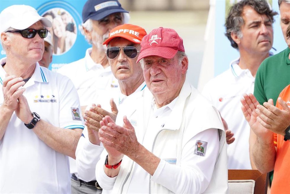 Archivo - El Rey emérito Juan Carlos durante la entrega de premios en la clausura de la 3 Regata del IV Circuito Copa de España 2022 de la clase 6 Metros a 22 de mayo de 2022, en Sanxenxo, Pontevedra, Galicia (España).