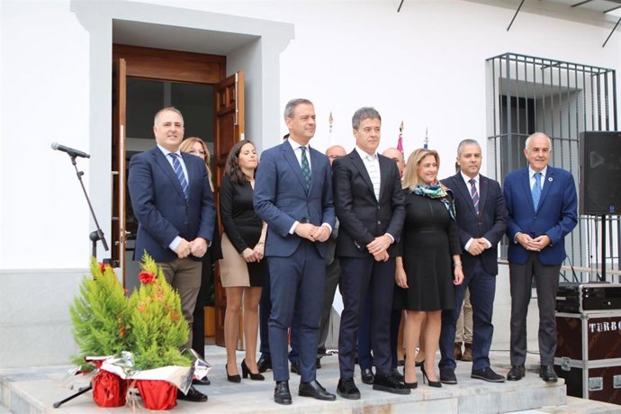 El consejero Marcos Ortuño, el alcalde de Blanca, Pedro Luis Molina, y el director general de Administración Local, Francisco Abril, junto a diputados y miembros de la Corporación municipal, en la inauguración del edificio del Ayuntamiento