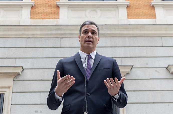 El presidente del Gobierno, Pedro Sánchez, ofrece declaraciones a los medios, durante el acto institucional por el Día de la Constitución, en el Congreso de los Diputados, a 6 de diciembre de 2022, en Madrid (España).