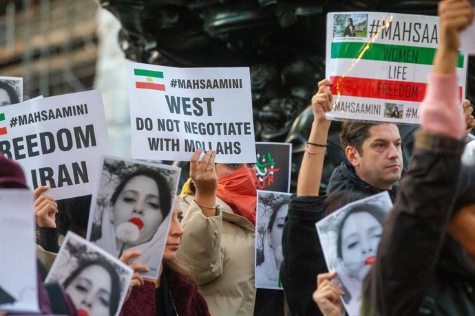 Archivo - 28 September 2022, United Kingdom, London: People stage protests in Piccadilly Circus for Mahsa Amini who was killed by morality police in Iran after being detained for breaching hijab-wearing laws. Photo: Tayfun Salci/ZUMA Press Wire/dpa