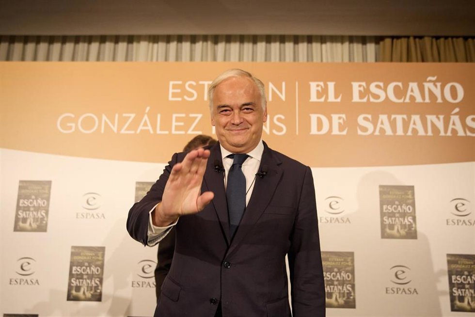El vicesecretario general institucional del PP, Esteban González Pons, saluda a su llegada a la presentación del libro El escaño de Satanás en el Hotel Intercontinental, a 30 de noviembre de 2022, en Madrid (España). El escaño de Satanás narra cómo 