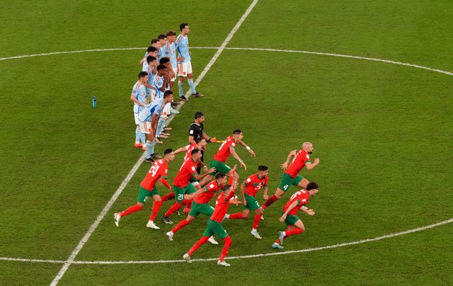 06 December 2022, Qatar, Al-Rayyan: Morocco players celebrate winning the penalty shoot-out of the FIFA World Cup Qatar 2022 Round of 16 soccer match between Morocco and Spain at the Education City Stadium. Photo: Nick Potts/PA Wire/dpa