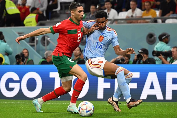 06 December 2022, Qatar, Al-Rayyan: Morocco's Achraf Hakimi and Spain's Jose Gaya battle for the ball during the FIFA World Cup Qatar 2022 Round of 16 soccer match between Morocco and Spain at the Education City Stadium. Photo: Robert Michael/dpa