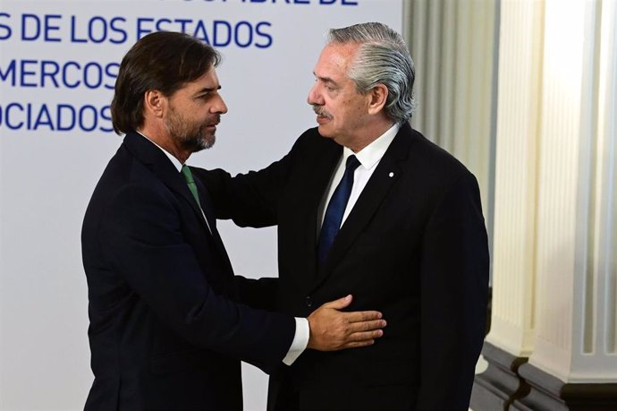 El presidente de Uruguay, Luis Lacalle Pou, y el de Argentina, Alberto Fernández.