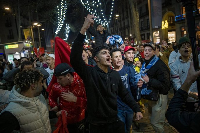 Los jóvenes reunidos en La Rambla