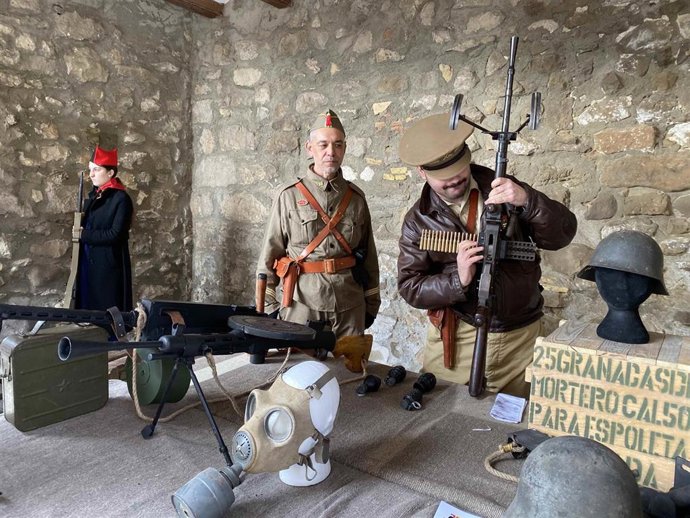 Unas 300 personas participan en la II Trinchera Viva y visitan la posición artillera de la Guerra Civil en Fonz.