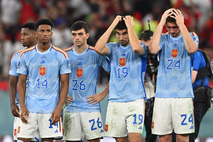 06 December 2022, Qatar, Al-Rayyan: Spain's players appear dejected during the penalty shoot-out of the FIFA World Cup Qatar 2022 Round of 16 soccer match between Morocco and Spain at the Education City Stadium. Photo: Robert Michael/dpa