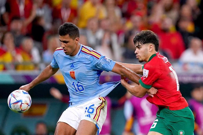 Rodri controla una pelota agarrado por Abde en el Marruecos-España del Mundial de Catar