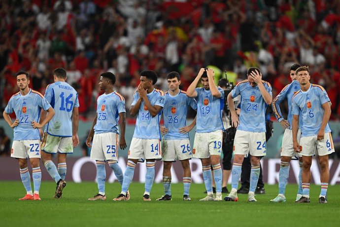 06 December 2022, Qatar, Al-Rayyan: Spain's players appear dejected during the penalty shoot-out of the FIFA World Cup Qatar 2022 Round of 16 soccer match between Morocco and Spain at the Education City Stadium. Photo: Robert Michael/dpa