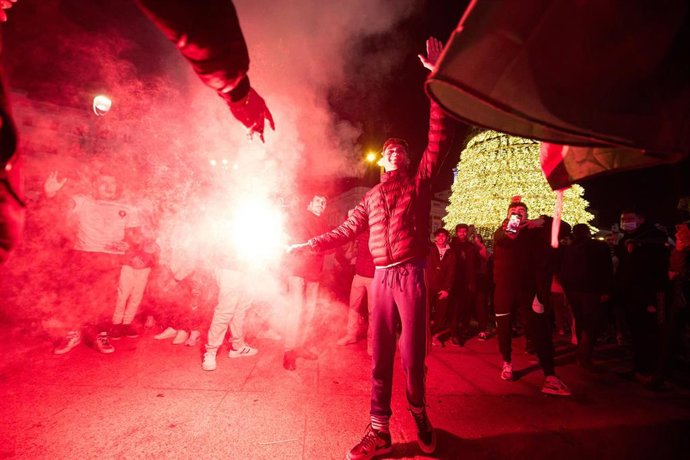 Un aficionado de la selección de fútbol de Marruecos celebracon una bengala la victoria que han conseguido ante España en los octavos de final del Mundial de Qatar, a 6 de Diciembre de 2022 en Madrid, (España).