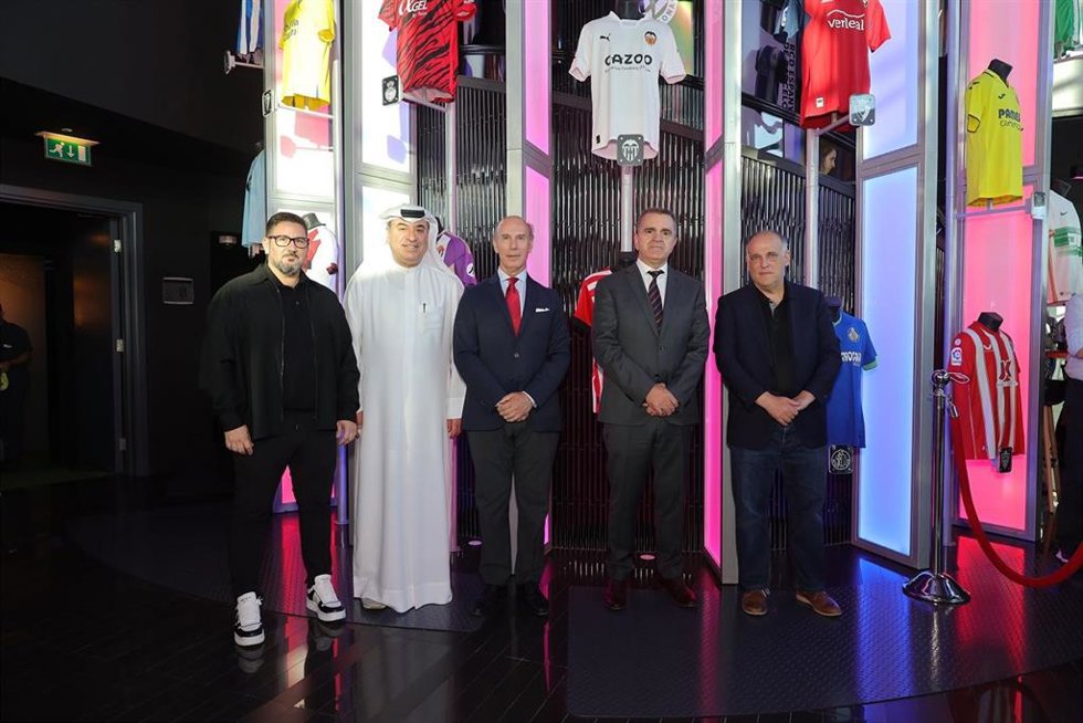 Javier Tebas junto a José Manuel Franco, presidente del CSD, Javier Carbajosa Sánchez, Embajador de España en Catar; Omar Alfardan, presidente del Grupo Alfardan y el chef Dani Garcia
