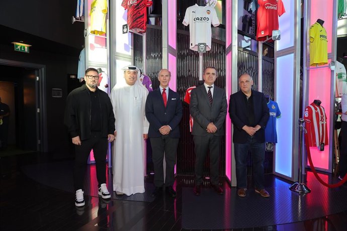 Javier Tebas junto a José Manuel Franco, presidente del CSD, Javier Carbajosa Sánchez, Embajador de España en Catar; Omar Alfardan, presidente del Grupo Alfardan y el chef Dani Garcia