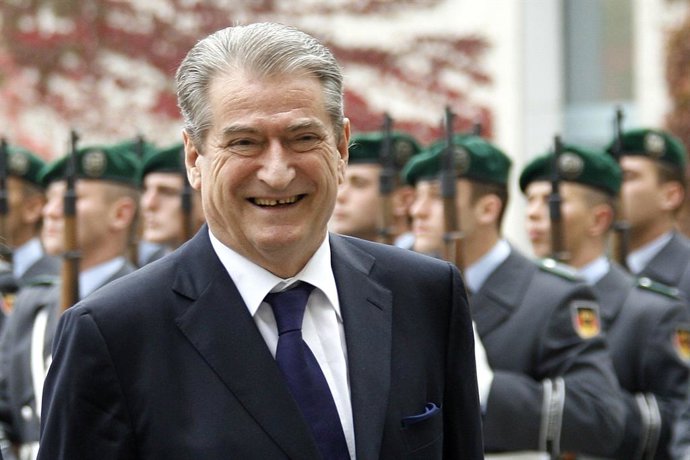 Archivo - FILED - 08 October 2008, Berlin: Then German Chancellor Angela Merkel (not pictured) welcomes then Albanian Prime Minister Sali Berisha prior to their meeting. The Albanian Democratic Party (PD) has expelled its most prominent co-founder, form