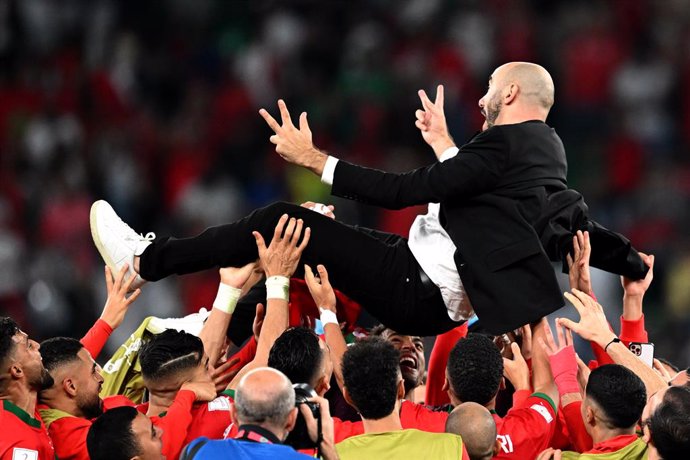 06 December 2022, Qatar, Al-Rayyan: Morocco's coach Walid Regragui and players celebrate winning the penalty shoot-out of the FIFA World Cup Qatar 2022 Round of 16 soccer match between Morocco and Spain at the Education City Stadium. Photo: Robert Micha