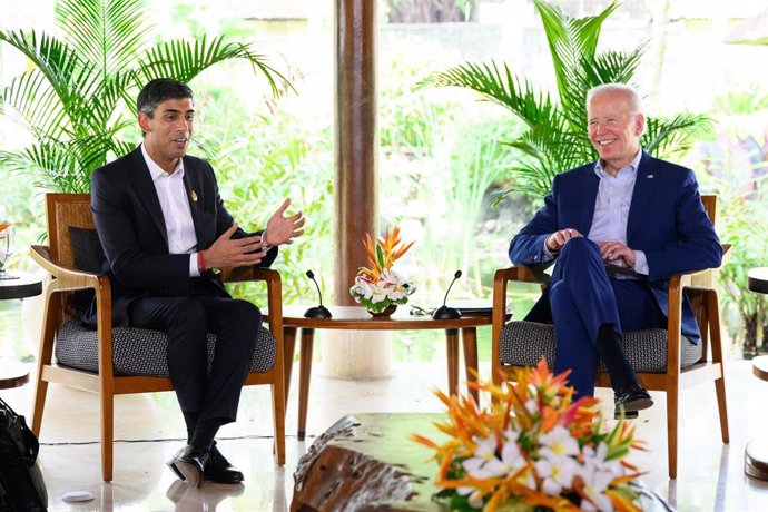 El primer ministro de Reino Unido, Rishi Sunak, y el presidente de Estados Unidos, Joe Biden, en la cumbre del G20 en Indonesia