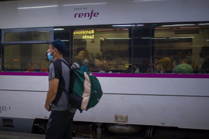 Archivo - Viajeros en el interior de un tren en uno de los andenes de la estación de Sants, a 9 de septiembre de 2022, en Barcelona, Catalunya (España). Los técnicos de Adif han resuelto la avería que desde primera hora de hoy impedía la circulación de 