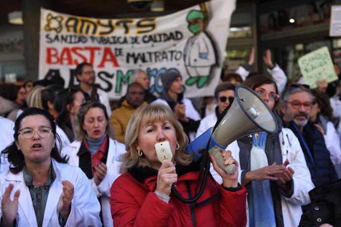 Varios manifestantes exigen la mejora de la Atención Primaria en la Sanidad Pública, frente a la Asamblea de Madrid, a 1 de diciembre de 2022, en Madrid (España).