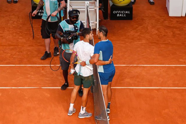 Archivo - Carlos Alcaraz y Rafael Nadal se saludan tras su duelo en el Mutua Madrid Open 2022