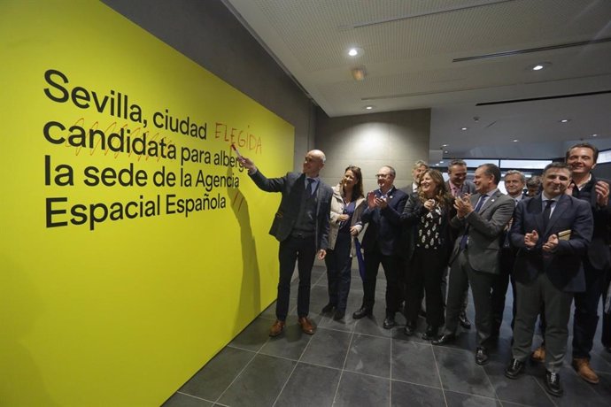 El alcalde de Sevilla, Antonio Muñoz, en el CREA de San Jerónimo, que albergará la sede de la Agencia Espacial Española.