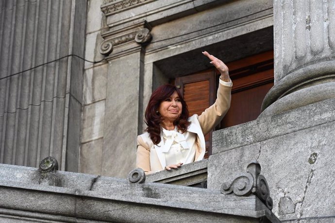 Archivo - 23 August 2022, Argentina, Buenos Aires: Current vice-president and former president of Argentina Cristina Fernandez de Kirchner (L) waves from a congressional balcony after making a public speech in her defense. A prosecutor asked for 12 year