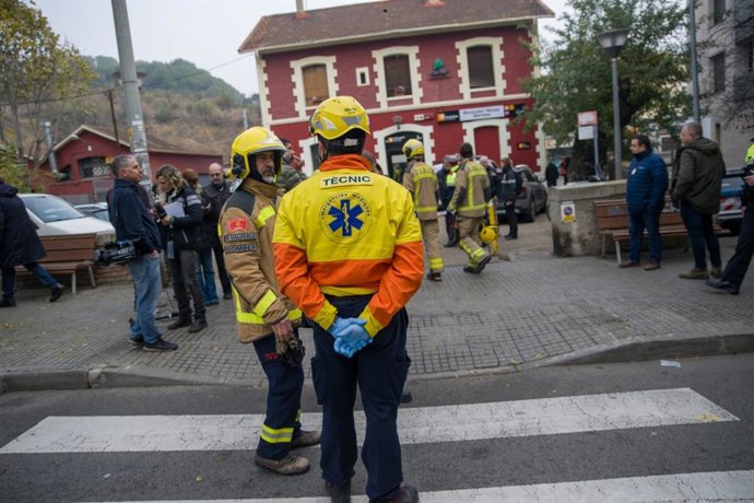 Sanitarios y bomberos en la estación de Montcada i Reixac - Manresa (Barcelona) tras el choque entre dos trenes.