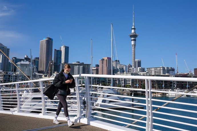 Archivo - Una persona pasea por un puente en Auckland, Nueva Zelanda