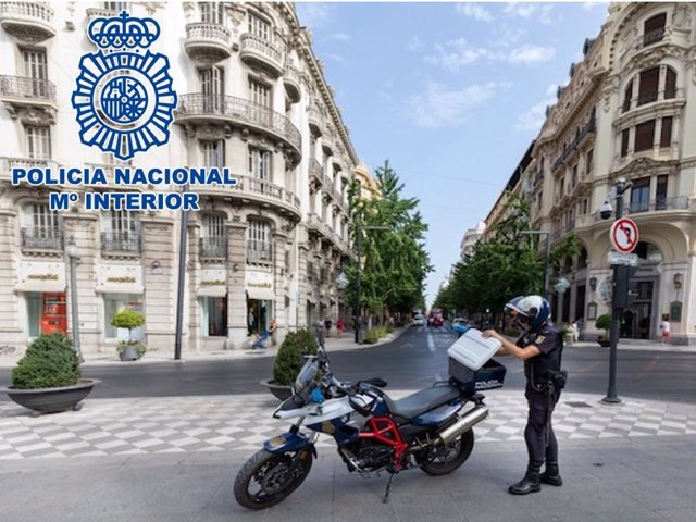 Archivo - Patrulla policial en el centro de Granada