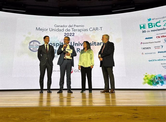 Ángel Gil de Miguel, catedrático de Medicina Preventiva y Salud Pública de la Universidad Rey Juan Carlos y presidente de los Premios BIC, ha entregado esta distinción al director de la unidad del Virgen del Rocío, José Antonio Pérez Simón.