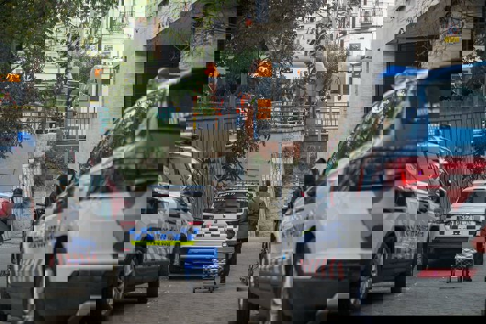 Patrullas de los Mossos d'Esquadra en Montcada i Reixac (Barcelona) tras el choque de dos trenes de pasajeros