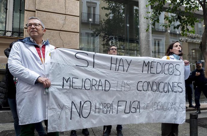 Médicos y sanitarios protestan durante una concentración de los médicos y pediatras de Atención Primaria