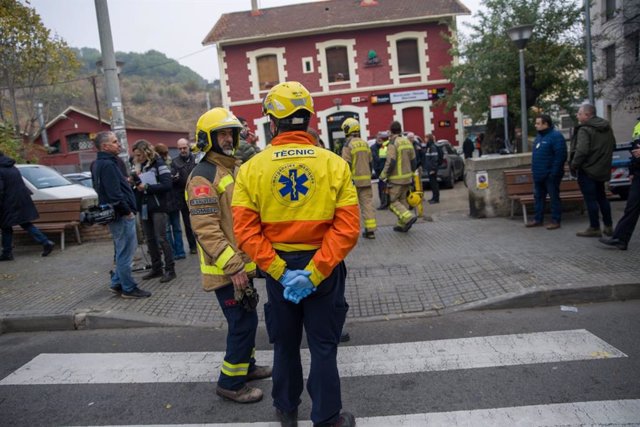 Sanitaris i bombers a l'estació de Montcada i Reixac - Manresa (Barcelona) 