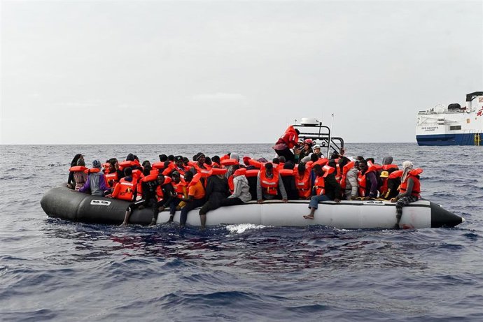 Migrantes rescatados por el 'Geo Barents', de la ONG Médicos Sin Fronteras