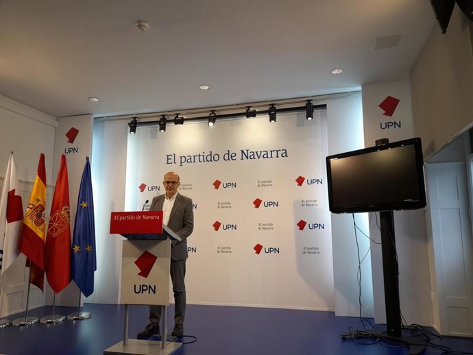 El senador de UPN, Alberto Catalán, en rueda de prensa.