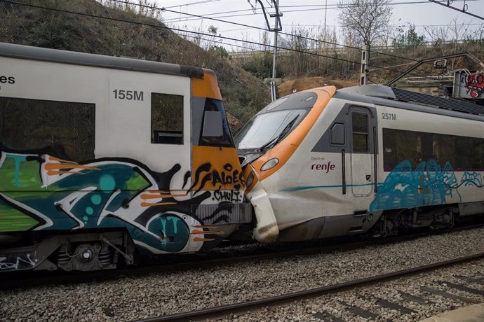 Vista del choque de dos trenes en la estación de Montcada i Reixac de Manresa, a 7 de diciembre, en Manresa, Barcelona, Catalunya (España).