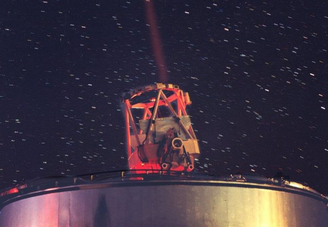 Imagen mejorada del telescopio de 3,5 m en el campo óptico Starfire en la base de las Fuerzas Aéreas de Kirtland. Se puede ver un débil haz de lidar de sodio.