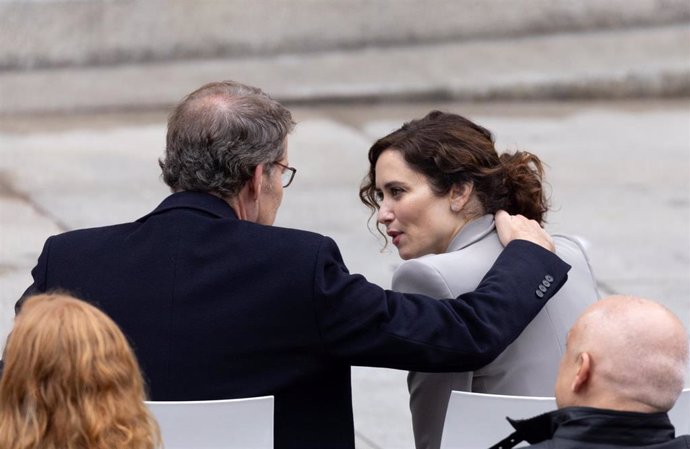 El presidente del PP, Alberto Núñez Feijóo y la presidenta de la Comunidad de Madrid, Isabel Díaz Ayuso, durante el acto institucional por el Día de la Constitución, en el Congreso de los Diputados, a 6 de diciembre de 2022, en Madrid (España). 