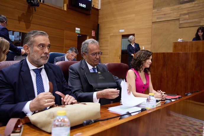 Archivo - (I-D) El consejero de Presidencia, Justicia e Interior de la Comunidad de Madrid, Enrique López.