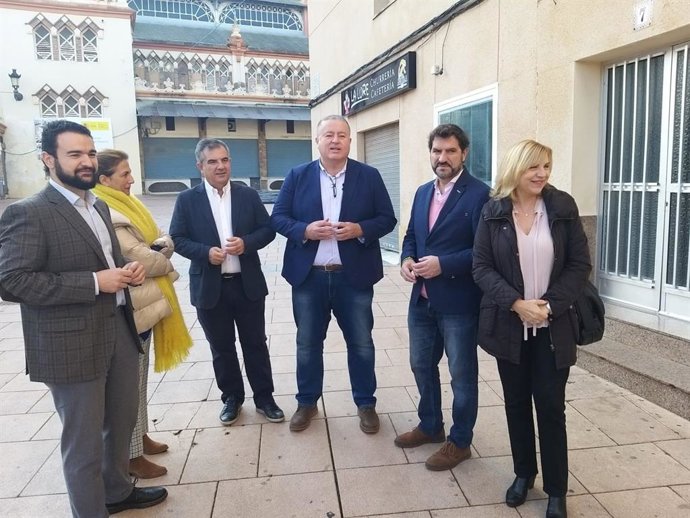 Bernabé, tercero por la derecha, junto con los senadores del PP, Juan María Vázquez y Violante Tomás; los diputados nacionales del PP, Isabel Borrego y Juan Luis Pedreño; y el portavoz del PP de la Unión, Joaquín Zapata