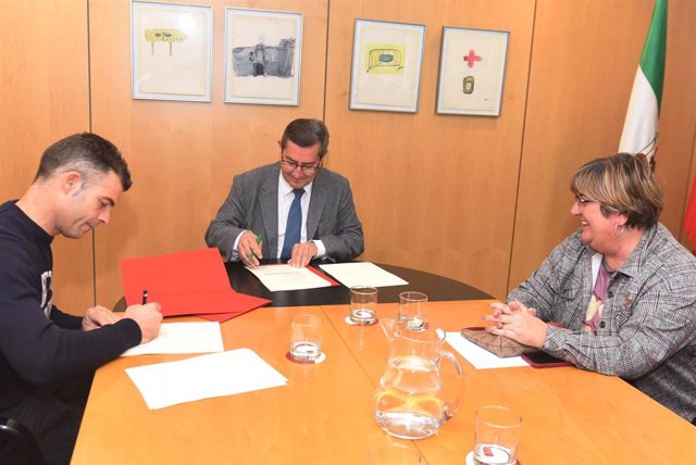 Firma de convenio entre la Diputación de Granada y la Asociación de Criadores de Caprino Raza Murciano Granadina (Caprigran).