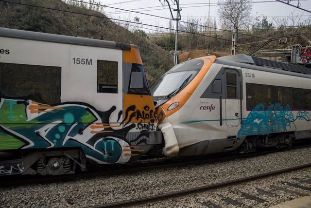 Chocan dos trenes de pasajeros en la estación de Montcada i Reixac - Manresa (Barcelona) a miércoles 7 de diciembre de 2022, en Montcada i Reixac (Barcelona), Catalunya (España)