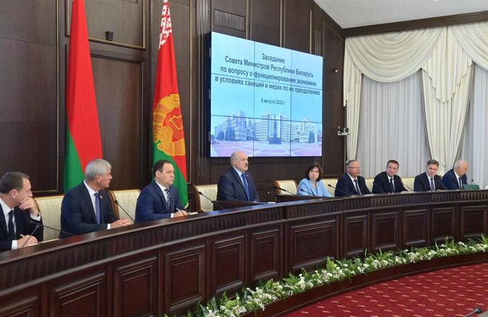 Archivo - Alexander Lukashenko preside una reunión del Gobierno de Bielorrusia en agosto de 2022