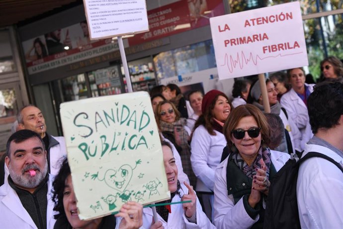 Varios manifestantes exigen la mejora de la Atención Primaria en la Sanidad Pública