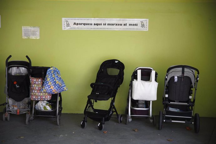 Archivo - Varios carritos de bebé en una guardería.