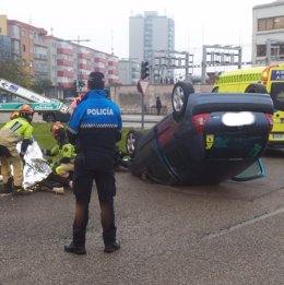 Un conductor ha sido traslado con heridas leves al Río Hortega de Valladolid tras volcar con el vehículo que conducía.