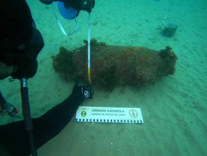 Bomba de la II Guerra Mundial encontrada en aguas de la playa del Rinconcillo, en Algeciras (Cádiz)