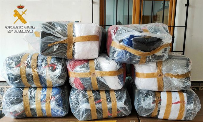 Sudaderas que presentaban deficiencias de etiquetado y simulaban el logotipo de una conocida marca comercial.