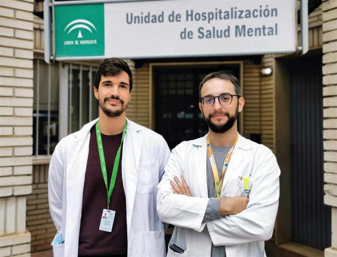 Los facultativos de Psiquiatría del Valme, Agustín Sánchez y Emilio José López, junto al residente de esta especialidad Guillermo Velarde, han desarrollado esta línea de trabajo en Salud Mental.