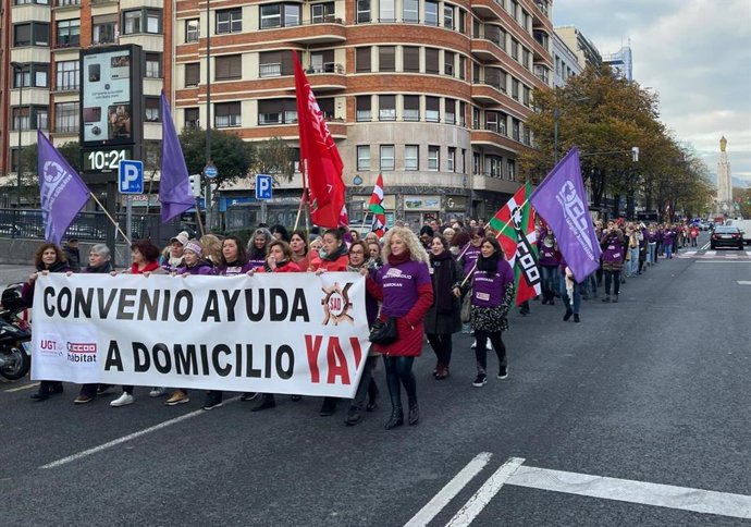 Manifestación de las trabajadoras de Ayuda a Domicilio de Bizkaia en Bilbao