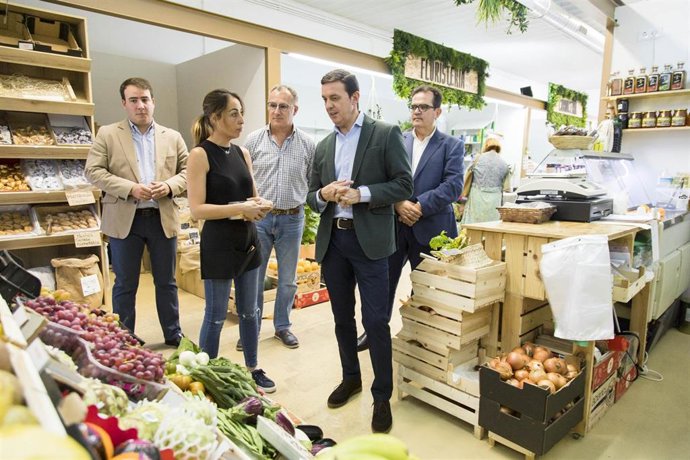 Archivo - El presidente de la Diputación, Javier Aureliano García, visita el mercado de Alhama de Almería